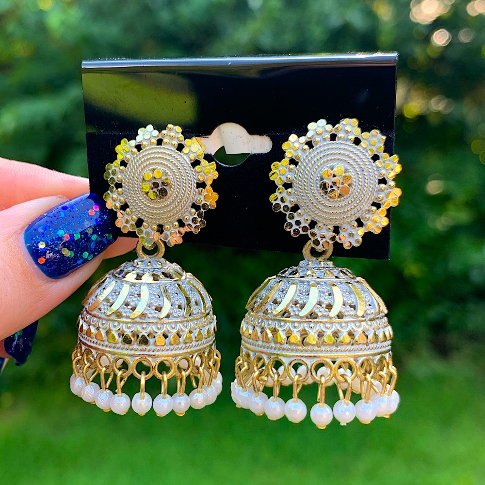 NWT Bell Shape Fringe Pearl Shaker Earrings